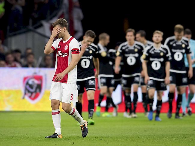 Ajax-Spieler Joel Veltman hält sich die Hände vors Gesicht - hinten die Spieler von Rosenborg Trondheim