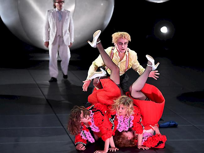 Etliche Zuschauer verlassen die Aufführung noch vor dem Ende: An den Salzburger Festspielen fällt die Inszenierung des Stücks "Lulu" beim Publikum durch. (Bild Fotoprobe)