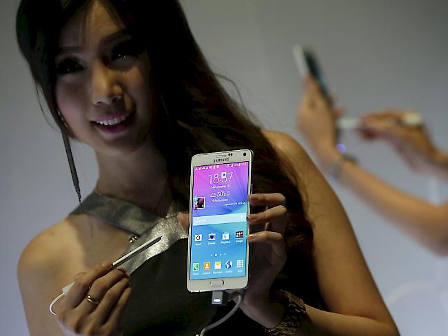 Bestimmte Handy-Akkus der Samsung-Reihe Galaxy Note 4 können überhitzen. (Archivbild)