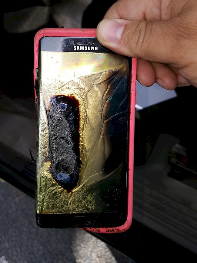 Mit dem neuen Smartphone Galaxy Note 8 will Samsung das Debakel um erhitzte Akkus des Galaxy Note 7 hinter sich lassen. Doch kurz vor dem Verkaufsstart kämpfen Kunden erneut mit überhitzten Akkus in Samsung-Geräten. (Archiv)