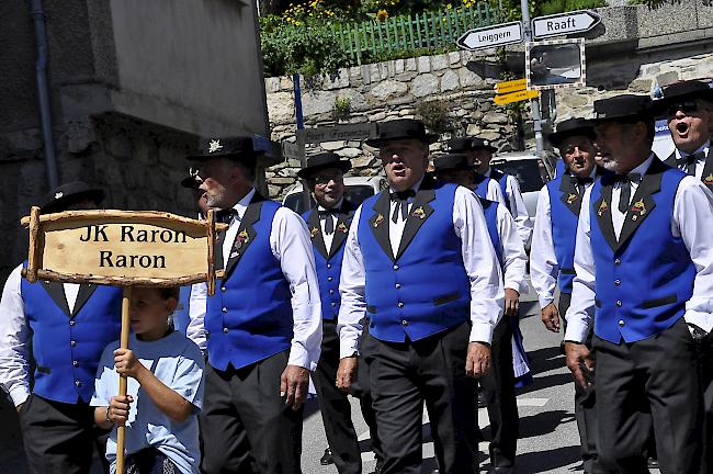 Die Männer des JK Raron beim fröhlichen Marsch durchs Dorf.