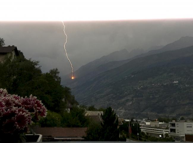 Naturschauspiel. Einschlagender Blitz in der Region Gampel (von Visp aus gesehen).
