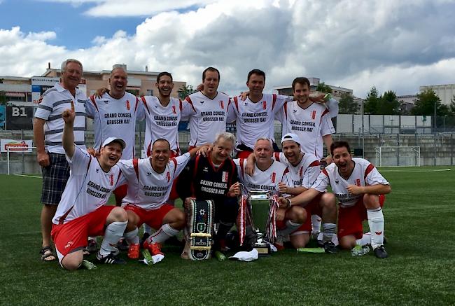 Siegreiche Mannen. Der FC Grossrat holt den Pokal erneut ins Wallis.