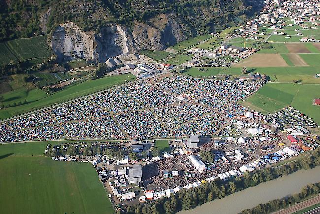 Tausende Zelte und Besucher. Auch von oben ist das Festival ein Bijou. 