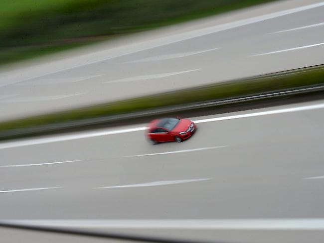 Mehrere Lenker von Fahrzeugen aus der Schweiz sind bei einem Autorennen auf einer Autobahn in Deutschland erwischt worden. Sie mussten eine Kaution hinterlassen. (Symbolbild)