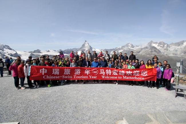 Während eines Besuchs auf dem Gornergrat zeigt sich der chinesische Botschafter begeistert von der Landschaft und der Infrastruktur rund um das Matterhorn. 