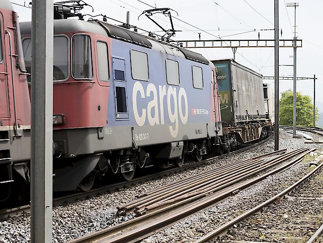 Ab Montag fahren Güterzüge von SBB Cargo über Stuttgart nach Schaffhausen, weil die Strecke zwischen Karlsruhe und Basel weiterhin gesperrt ist. (Archiv)