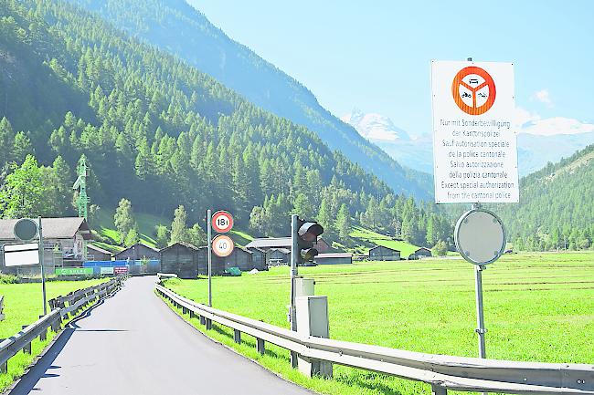 Die Strasse Täsch–Zermatt benutzen laut Verkehrserhebung zu Spitzenzeiten täglich im Schnitt bis zu 1800 Fahrzeuge.