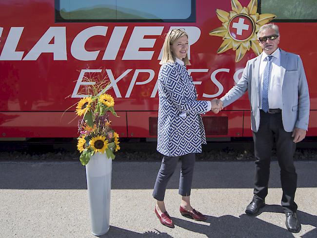 Blumen für die Aktiengesellschaft: Die Geschäftsführerin Annemarie Meyer und der Verwaltungsratspräsident Isidor Baumann anlässlich der Gründung des Bahnunternehmens Glacier Express AG auf dem Oberalppass.