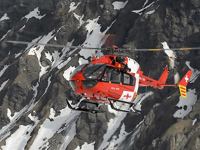 Die Rettungskräfte der Rega kümmerten sich sofort um den jungen Skifahrer. (Archivbild)