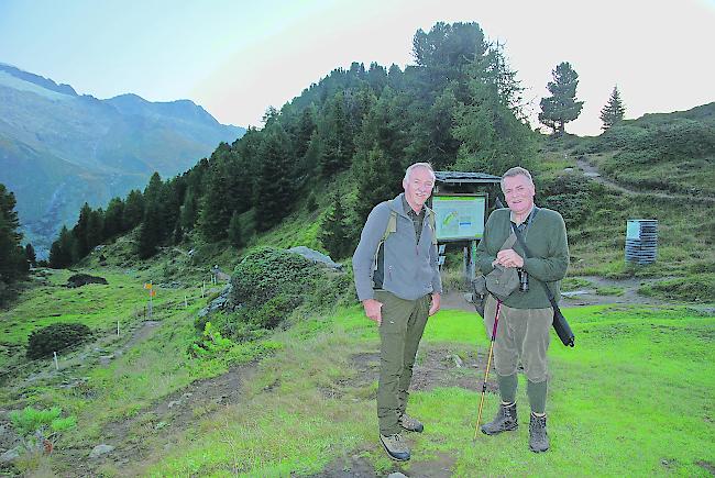 Noch vor Sonnenaufgang trifft Bernhard Ruppen (links) mit Bernhard
Lohmann, einem deutschen Jagdgast, auf der Riederfurka ein.