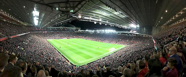 «Spielstätte von Manchester United (Old Trafford). Dieses Foto habe ich während des Stadtderbys Manchester United gegen Manchester City aufgenommen. Die Stimmung war faszinierend!»
