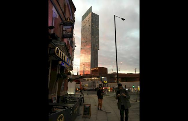 «Hilton-Tower im Abendlicht. Im 23. Stock befindet sich die Skybar 