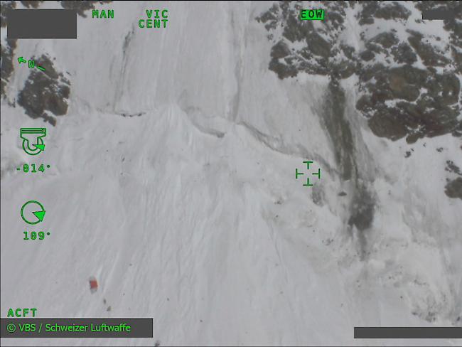 Auf einem ersten Bild der Absturzstelle in den Berner Alpen sind Wrackteile der verunglückten PC-7 zu sehen. (Bild Schweizer Luftwaffe)