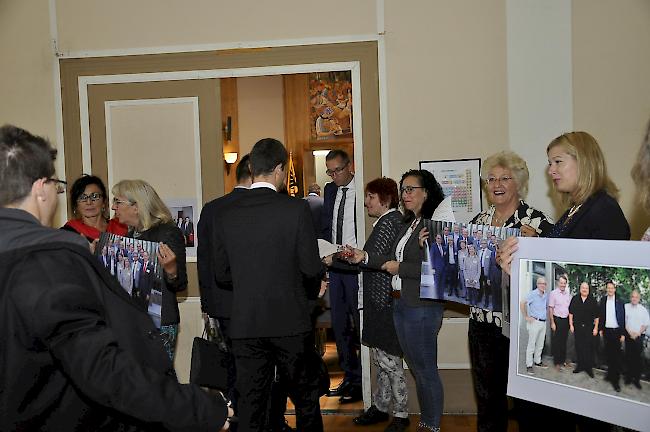 Vertreterinnen des FrauenNetzwerks Oberwallis und ihre welschen Kolleginnen reichten im Foyer des Grossrats einen Fragebogen an die eintretenden Parlamentarier.