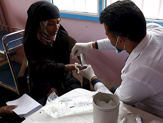 Ein Arzt behandelt eine an Cholera erkrankte Frau in Jemens Hauptstadt Sanaa. (Archiv)