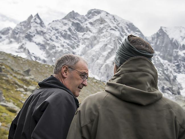 Der Bundesrat und der Berg: Guy Parmelin (links) besuchte am Mittwoch das Bergsturzgebiet im Bergell. Im Hintergrund der Piz Cengalo, wo sich am 23. August der grosse Bergsturz ereignete.
