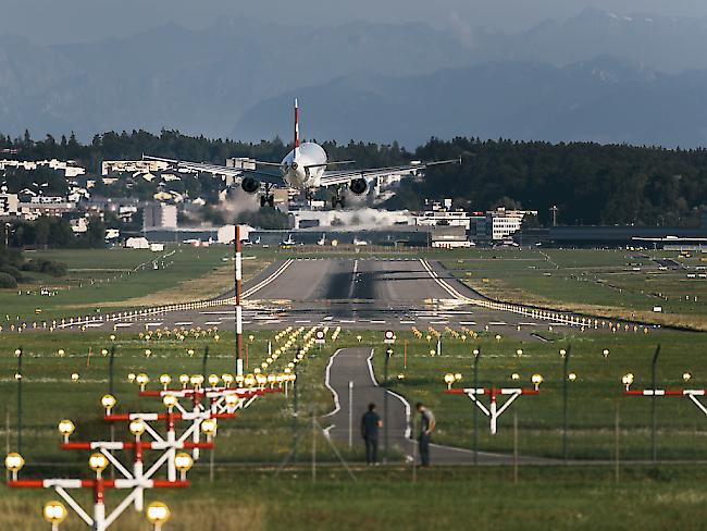 Starke Winde haben am Donnerstag das Landen auf dem Flughafen Zürich erschwert. Mehrere Flugzeuge brauchten mehr als einen Versuch.