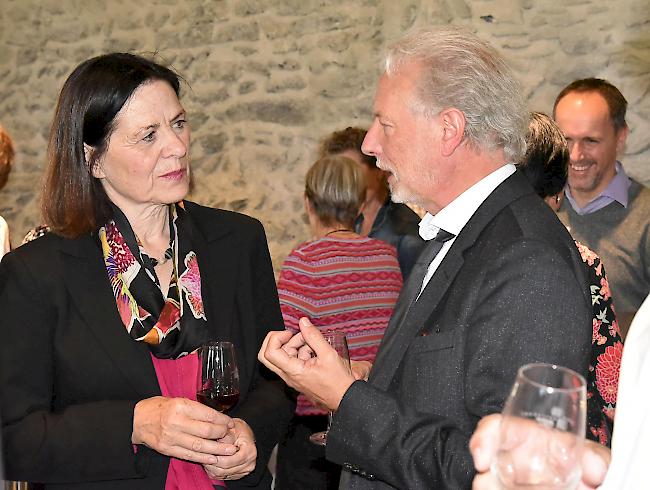 Preisträger Stefan Hertmans im Gespräch mit der Walliser Staatsrätin Esther Waeber-Kalbermatten: Beide überzeugten an der «Spycher-Preisfeier» mit ihren Reden