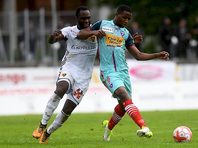Basels Verteidiger Eder Balanta (links) am Sonntag im Cupspiel gegen Chiasso