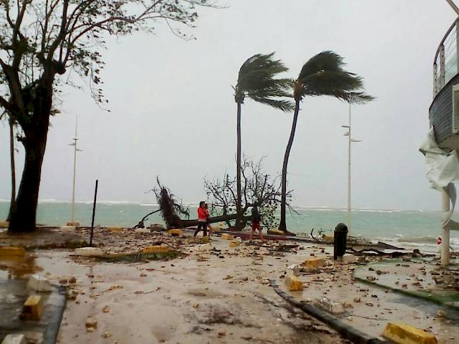 Zerstörungen und heftiger Wind auf Guadeloupe: Beim Durchzug des Hurrikans "Maria" sind auf der Karibik-Insel zwei Menschen gestorben.