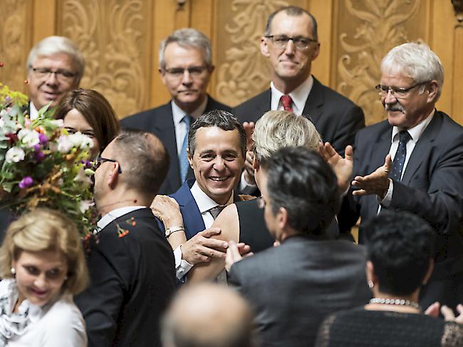 Der Tessiner Ignazio Cassis (Mitte) freut sich über seine Wahl zum 117. Mitglied des Bundesrats.