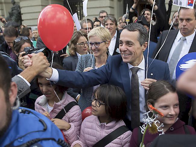 Der frisch gewählte Bundesrat Ignazio Cassis (Mitte) und seine Frau Paola Rodona Cassis lassen sich auf dem Bundesplatz feiern.