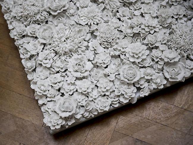 Die berühmte Installation "Blossom" - ein Riesenteppich aus Porzellanblumen, der an Maos Repressionskampagne "Hundert-Blumen-Bewegung" erinnert - ist eines von etwa 40 Werken von Ai Weiwei, die in Lausanne zu sehen sind.