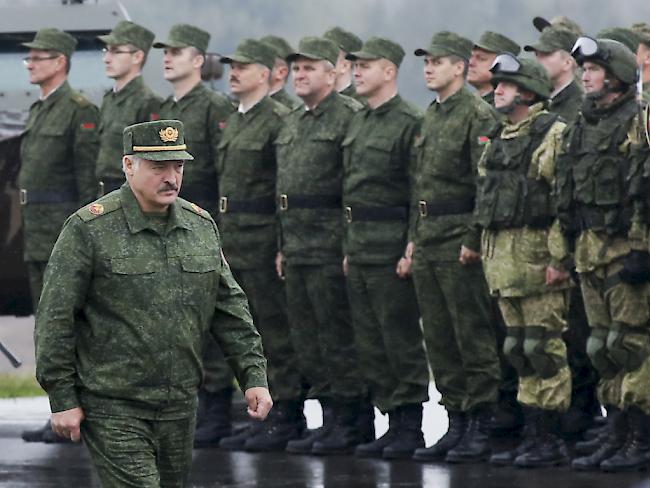 Weissrusslands Machthaber  Lukaschenko auf Truppenbesuch