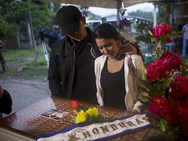 Verwandte und Freunde bei der Beerdigung der damaligen Miss Honduras María José Alvarado Muñoz im November 2014.