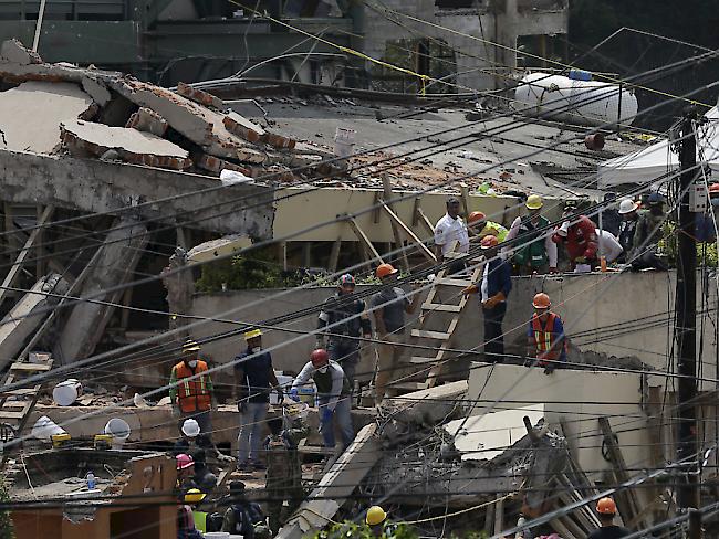 Mehrere Schüler werden lebend aus den Trümmern einer eingestürzten Schule in Mexiko-Stadt geborgen.