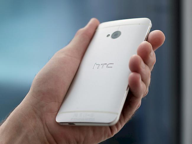 Der taiwanesische Hersteller HTC gehörte zu den Pionieren im Smartphone-Markt. Zuletzt sanken die Marktanteile der Firma aber drastisch unter dem Druck chinesischer Rivalen wie Huawei, ZTE oder Xiaomi sowie des Marktführers Samsung bei teuren Modellen. (Archiv)