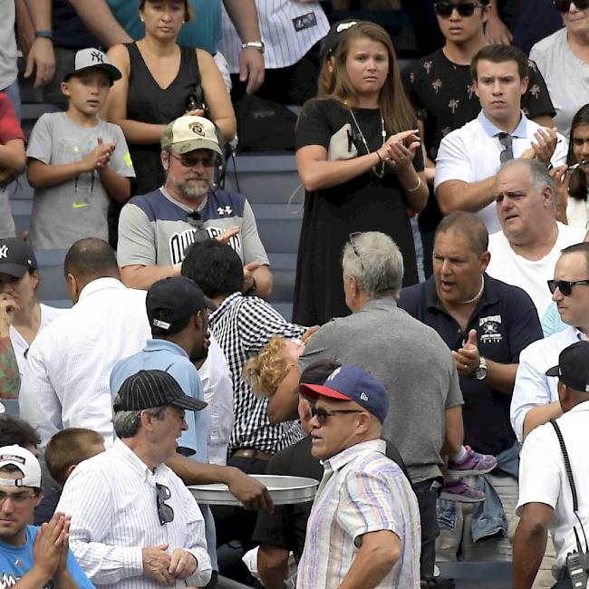 Das Mädchen, das im Yankees-Stadion von einem Baseball getroffen wurde, wird von seinem Grossvater getragen