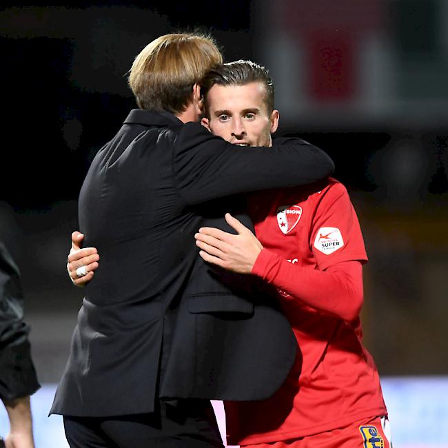 Emir Lenjani und Sion-Coach Paolo Tramezzani feiern das wichtige Tor zum 2:0