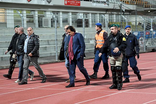 Sittens Präsident Constantin wird während des Spiels gegen den FC Lugano von der Polizei begleitet.