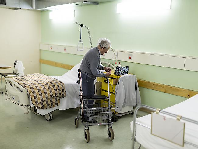 Das Risiko einer Spitaleinweisung hat sich in den letzten Jahren zunehmend ins höhere Alter verschoben. (Symbolbild)