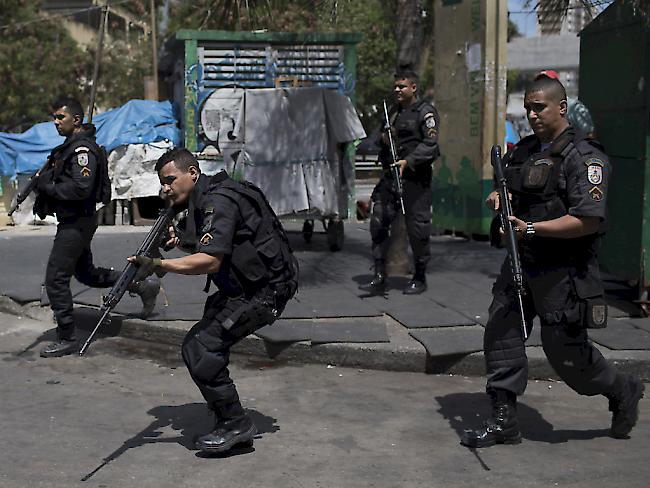 Polizisten sollen in der grössten Favela Rio de Janeiros für Ordnung sorgen.