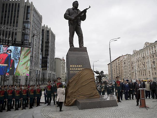 Bei einer Zeremonie war das Kalaschnikov-Monument im Zentrum Moskaus am Dienstag enthüllt worden. Schon kurz darauf entdeckten Experten einen peinlichen Fehler am Werk.