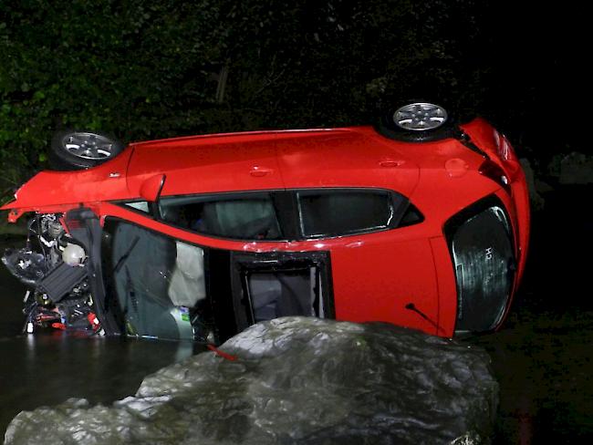 Glück für eine junge Autofahrerin in der Nacht auf Samstag im Kanton Schwyz: Sie ist schlafend mit ihrem Fahrzeug in den Fluss Alp gestürzt, konnte sich aber trotz Verletzungen selbst retten.