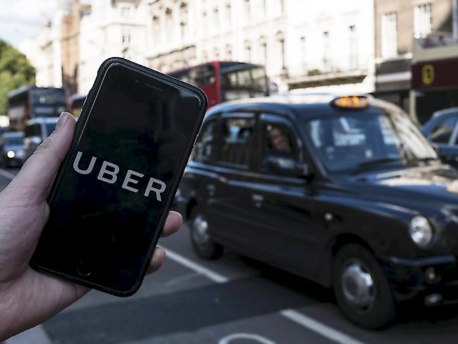 Uber gegen Taxi: Die Londoner Behörden haben die Reissleine gezogen und wollen den Fahrdienst auf Eis legen. Doch nicht nur juristischer Widerstand regt sich. (Themenbild)