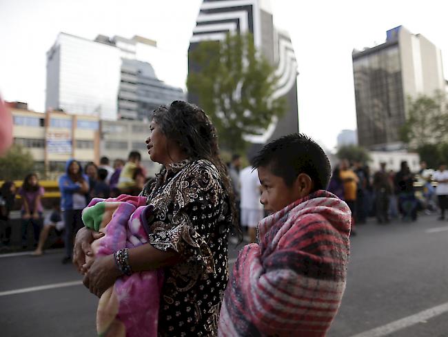 Menschen stehen in Mexiko-Stadt auf der Strasse, nachdem sie den weiteren Erdbeben-Alarm gehört haben,