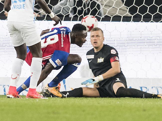 Der Moment der Entscheidung: Basels Dimitri Oberlin überwindet FCZ-Keeper Andris Vanins nach einem ungeahndeten Stosser gegen Alain Nef