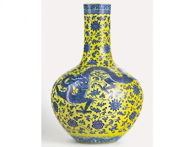 Das Auktionshaus Genève-Enchères schätzte diese chinesische Vase auf 500 bis 800 Franken, weil sie deren Qianlong-Siegel für falsch hielt. Zwei Käufer hielten es dagegen für echt und schaukelten sich bis zum Verkaufspreis von 6 Millionen Franken hoch.