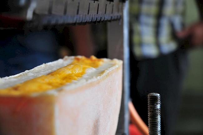 Der neue Raclette-Käse besteht aus drei übereinanderliegenden Schichten aus Kuh-, Schaf- und Ziegenmilch.