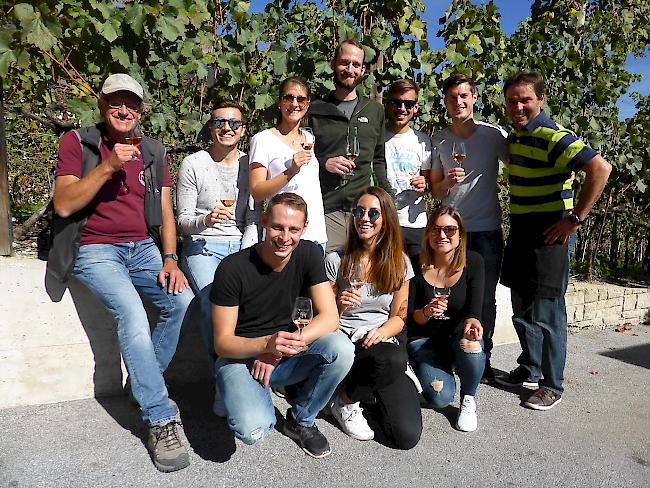 Jubiläums-Weinführer Anselmo Loretan mit Luzerner Gästegruppe und Gastgeber Diego Roten von der Kellerei «Domaine de l’Enfer».