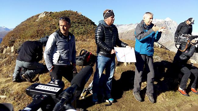 Kantonsgeologe Raphael Mayoraz (rechts) informiert über die Rutschungen am Aletschgletscher. Links: Peter Schwitter, Sicherheitsverantwortlicher der Gemeinde Riederalp.