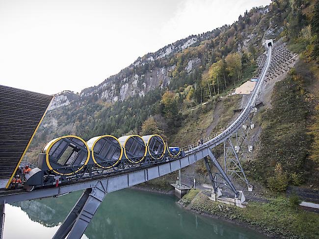 Neue Technologie am Stoos: Der erste Wagen der Standseilbahn ist auf die Schienen gesetzt worden - die Bahn fährt dereinst von 562 auf 1306 Meter über Meer.