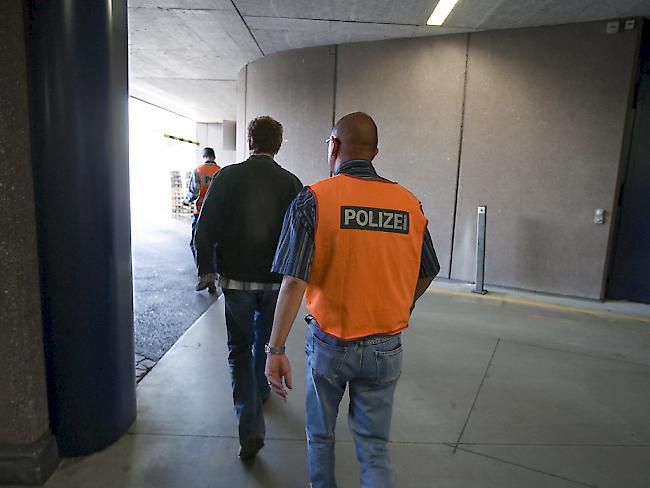 Ausschaffung eines Verurteilten am Flughafen Zürich: Dazu kommt es im Fall eines deutschen Schlägers nicht. Der Mann wehrte sich mit Verweis auf das Freizügigkeitsabkommens mit der EU erfolgreich gegen den Landesverweis. (Archivbild)