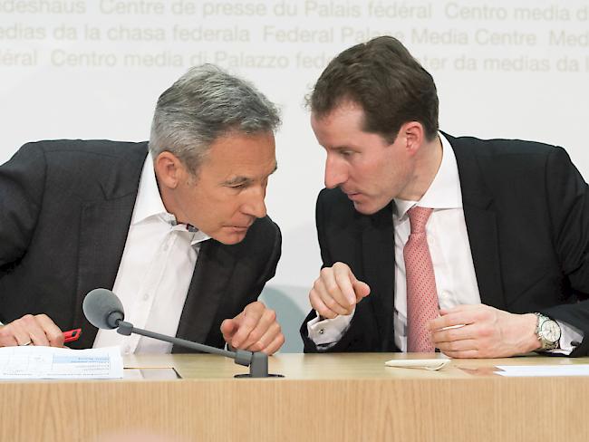 Adrian Amstutz (links) gibt seinen Posten als SVP-Fraktionschef ab - Thomas Aeschi überlegt sich, ob er sein Nachfolger werden will. (Archivbild)