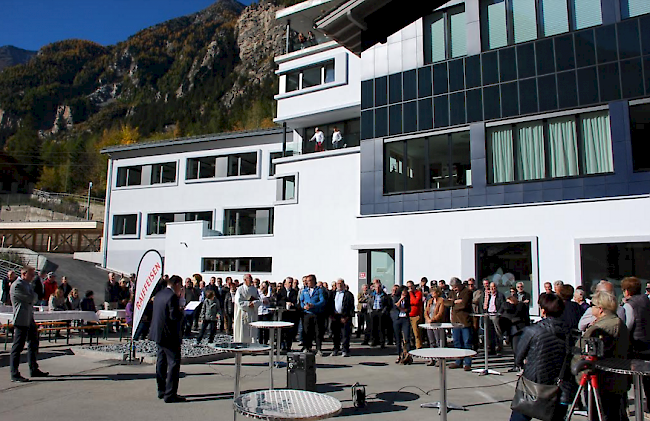Eindrückliches neues Zentrum für die Raiffeisenbank Mischabel-Matterhorn. Gemeindepräsident Paul Biffiger gratuliert namens der Standortgemeinde.
